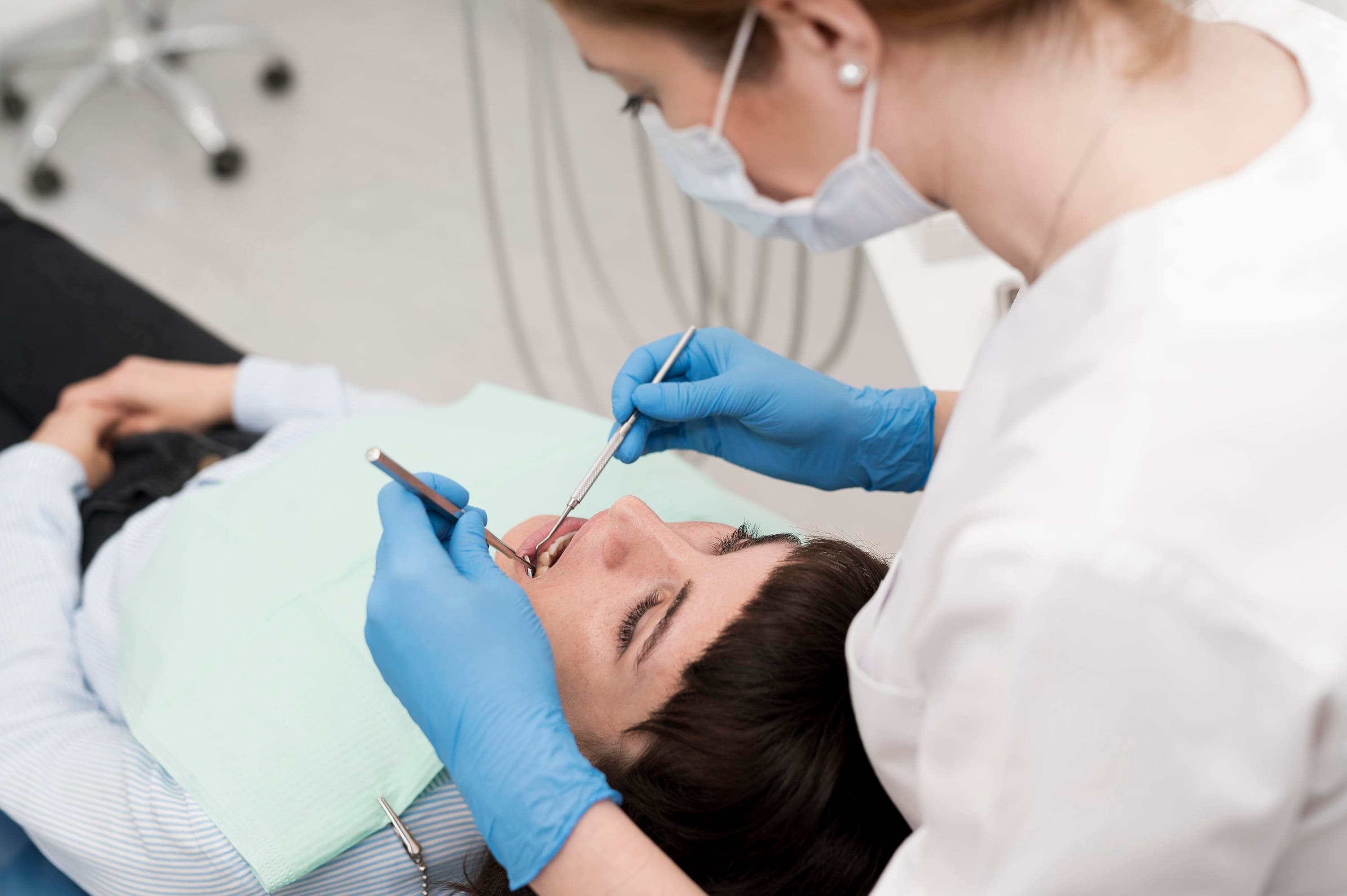 Dentist explaining the planned tooth-coloured filling steps on a tablet